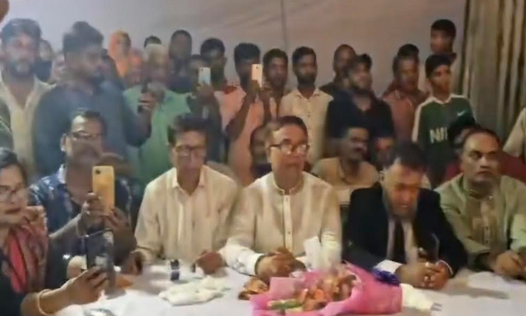 নারায়ণগঞ্জে পূজামণ্ডপে শুভেচ্ছা বিনিময় বিএনপি নেতাদের
