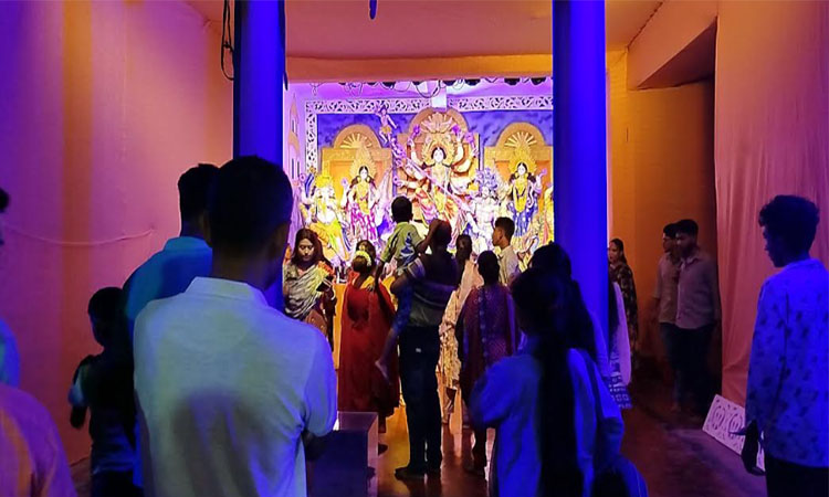 নড়াইলে জমে উঠেছে দুর্গোৎসব, মণ্ডপে মণ্ডপে দর্শনার্থীদের ভিড়