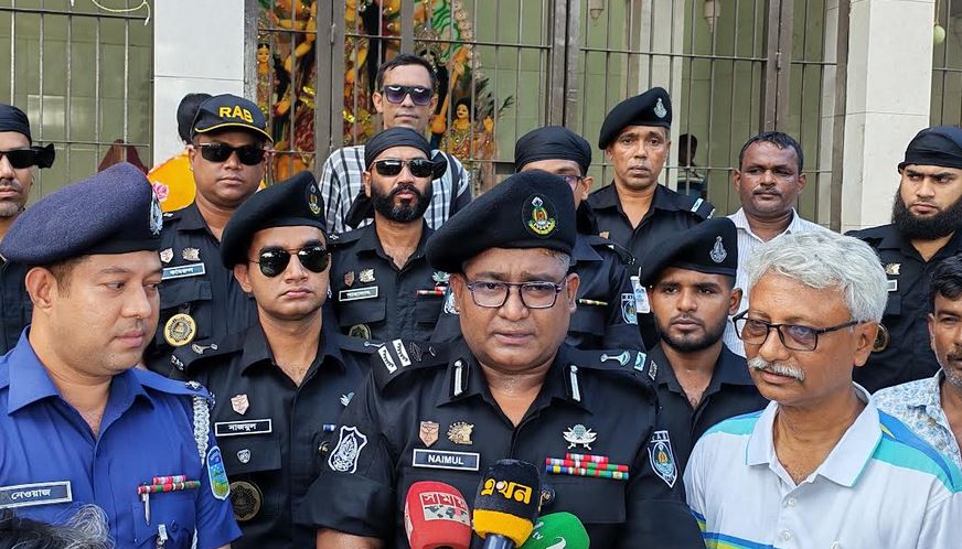 নেত্রকোণায় পূজামণ্ডপ পরিদর্শনে র‌্যাবের এডিশনাল ডিআইজি
