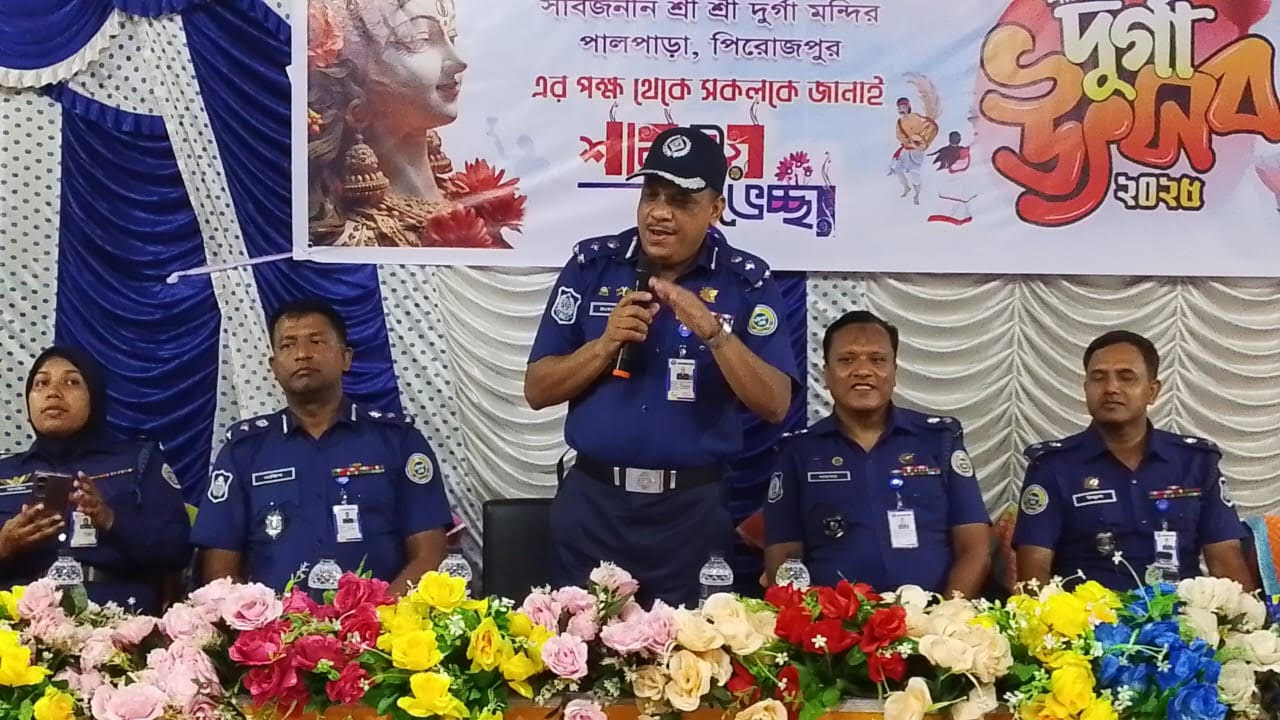 পিরোজপুরে মণ্ডপ পরিদর্শনে বরিশাল রেঞ্জ ডিআইজি 