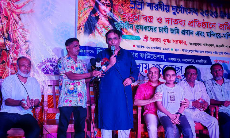 মাদারীপুরে পূজামণ্ডপ পরিদর্শনে বিএনপি নেতা খোকন তালুকদার