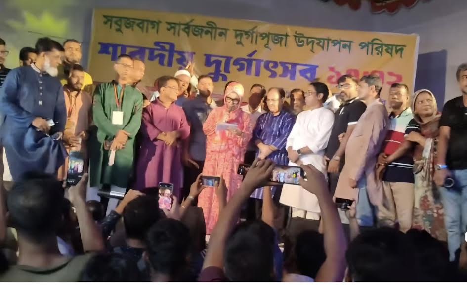 রাজধানীর সবুজবাগে দুর্গাপূজার বিভিন্ন মণ্ডপ পরিদর্শন করেছেন বিএনপি নেতৃবৃন্দ