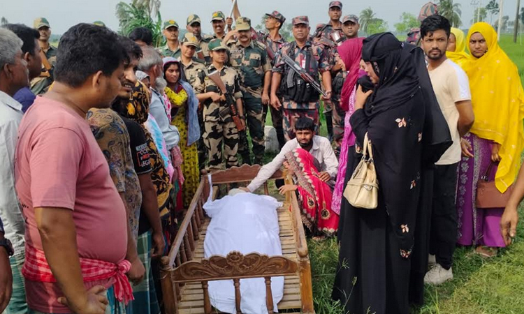 বিজিবি-বিএসএফ-এর উদ্যোগে নোম্যান্সল্যান্ডে বাবার মরদেহ দেখলেন মিতু