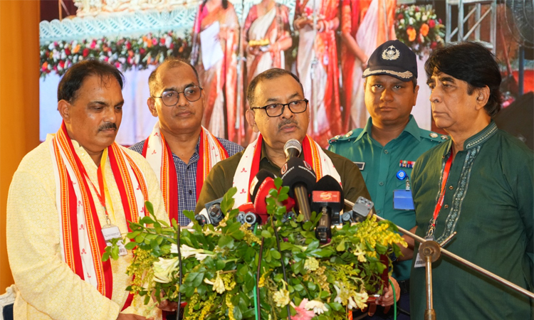 বনানী ও বসুন্ধরা আবাসিক পূজা মণ্ডপ পরিদর্শনে ডিএমপি কমিশনার