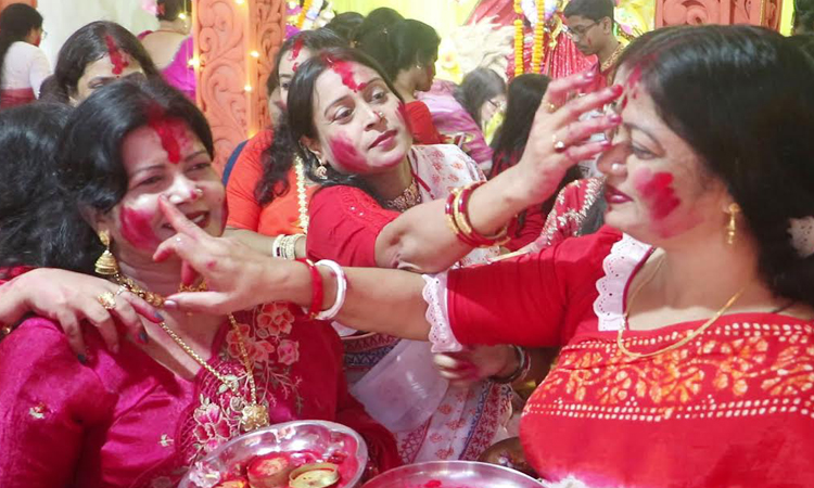 নওগাঁয় সিঁদুর খেলায় মেতেছেন নারীরা, সন্ধ্যায় প্রতিমা বিসর্জন