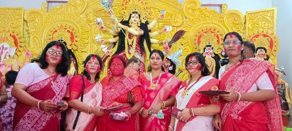 দিনাজপুরে দশমীতে সনাতন ধর্মাবলম্বীদের সিঁদুর খেলে মহোৎসব উদযাপন