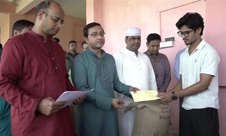 খাগড়াছড়িতে ক্ষতিগ্রস্ত পরিবারে জেলা প্রশাসনের সহায়তা