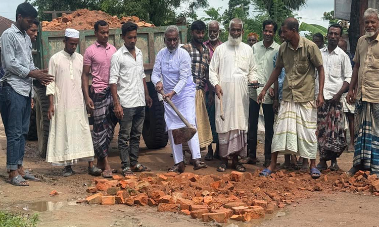 বিএনপি নেতা নুরুল ইসলামের স্বেচ্ছাশ্রমে নওগাঁয় ৬ কিলোমিটার রাস্তা সংস্কার