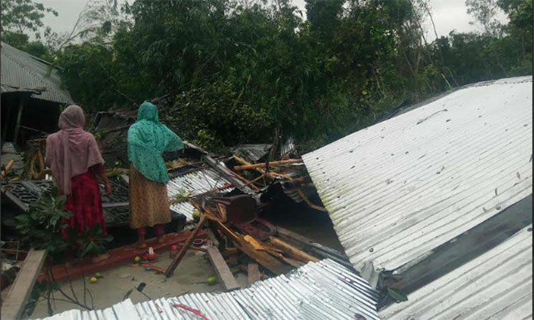 লালমনিরহাটে আকস্মিক ঘূর্ণিঝড়ে ক্ষতিগ্রস্ত কয়েকশ’ পরিবার