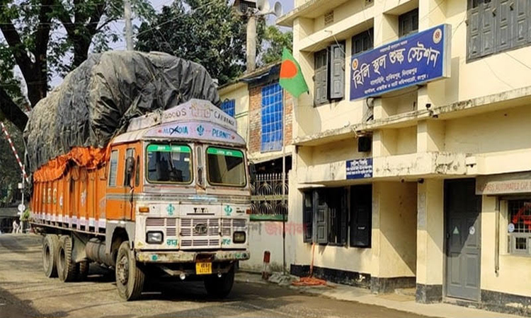 হিলি বন্দরে কাঁচা মরিচের আমদানি বাড়ায় দাম কমেছে