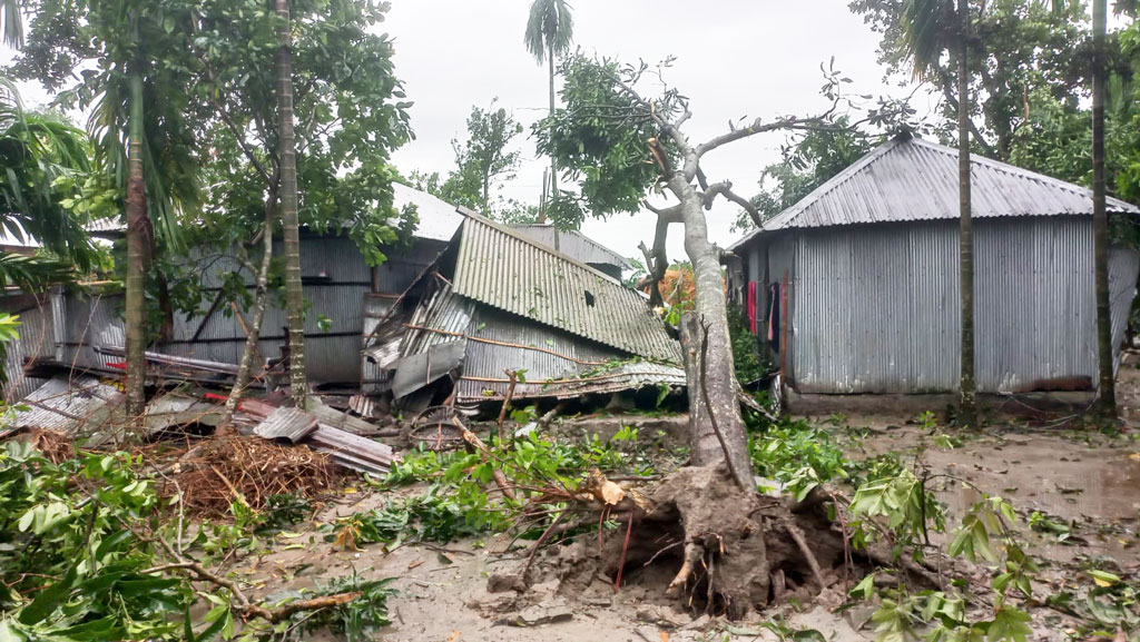 রংপুরে ঘূর্ণিঝড়ে বিধ্বস্ত সাত শতাধিক ঘরবাড়ি