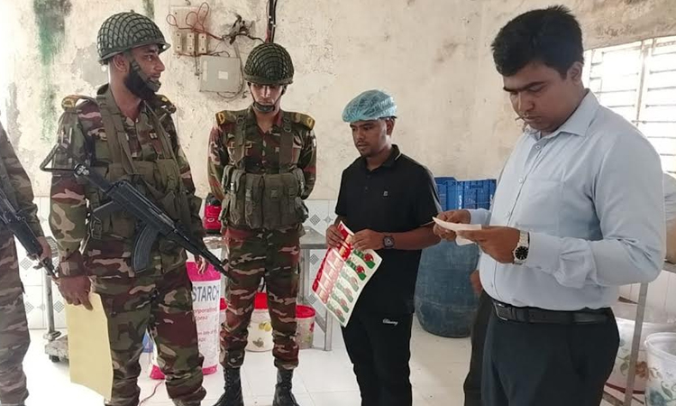 চাঁদপুরে অস্বাস্থ্যকর পরিবেশে সস তৈরী করায় জরিমানা