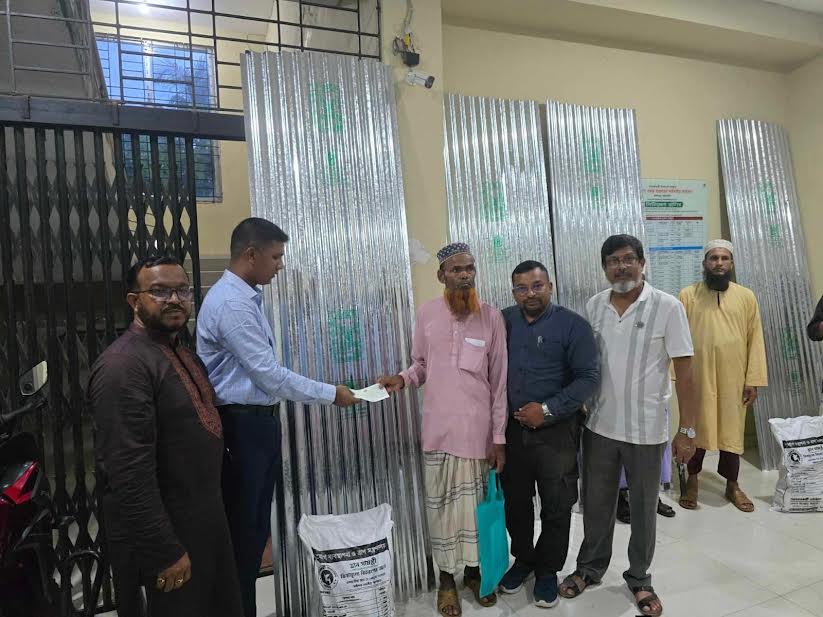 কলাপাড়ায় অগ্নিকাণ্ডে ক্ষতিগ্রস্তদের ঢেউটিন ও আর্থিক সহায়তা 