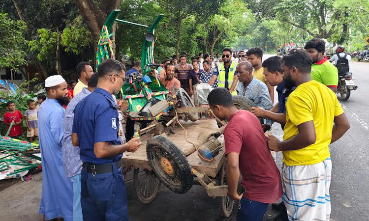 নাটোরে বাস চাপায় ইজি বাইকের তিন যাত্রী নিহত