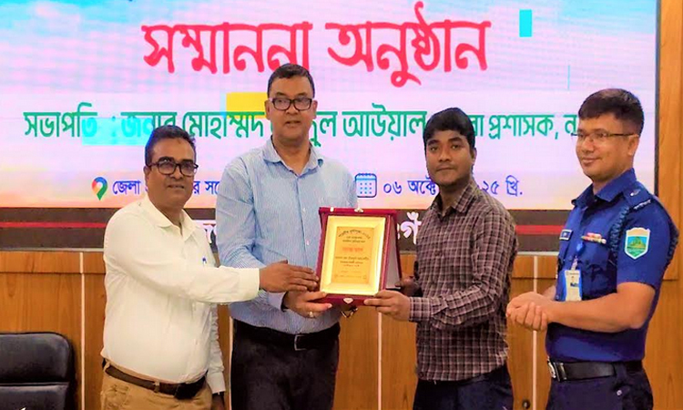 নওগাঁয় শ্রেষ্ঠ পূজামণ্ডপকে সম্মাননা