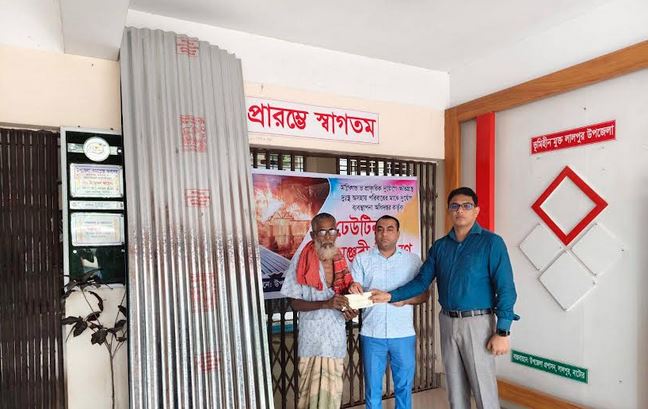 নাটোরে দুর্যোগে ক্ষতিগ্রস্তদের মধ্যে ঢেউটিন ও অর্থ বিতরণ