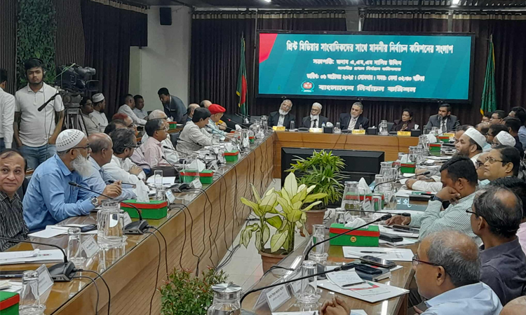 সোমবার রাজধানীর আগারগাঁওয়ে ইসি সচিবালয়ের সম্মেলন কক্ষে প্রিন্ট মিডিয়ার সম্পাদক ও জ্যেষ্ঠ সাংবাদিকদের সঙ্গে মতবিনিময় সভা অনুষ্ঠিত হয়। ছবি: বাসস