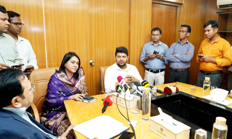বেসরকারি টিভি চ্যানেলসমূহের আচরণবিধি জনসম্মুখে প্রকাশ করতে তথ্য উপদেষ্টার আহ্বান