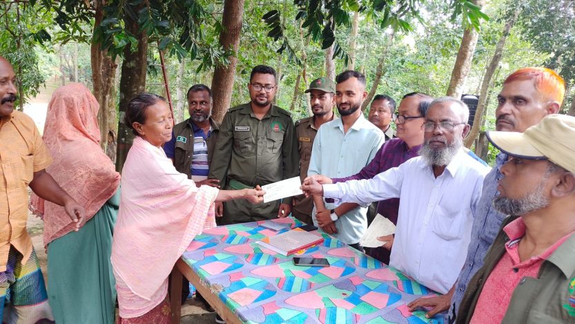 শেরপুরে বন্যহাতির আক্রমণে ক্ষতিগ্রস্তদের মধ্যে চেক বিতরণ 