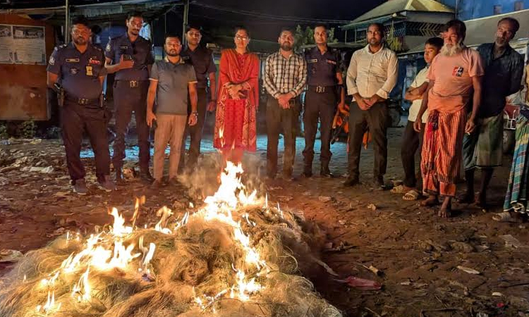 মুন্সীগঞ্জে মেঘনা নদীতে অবৈধ কারেন্ট জাল জব্দ