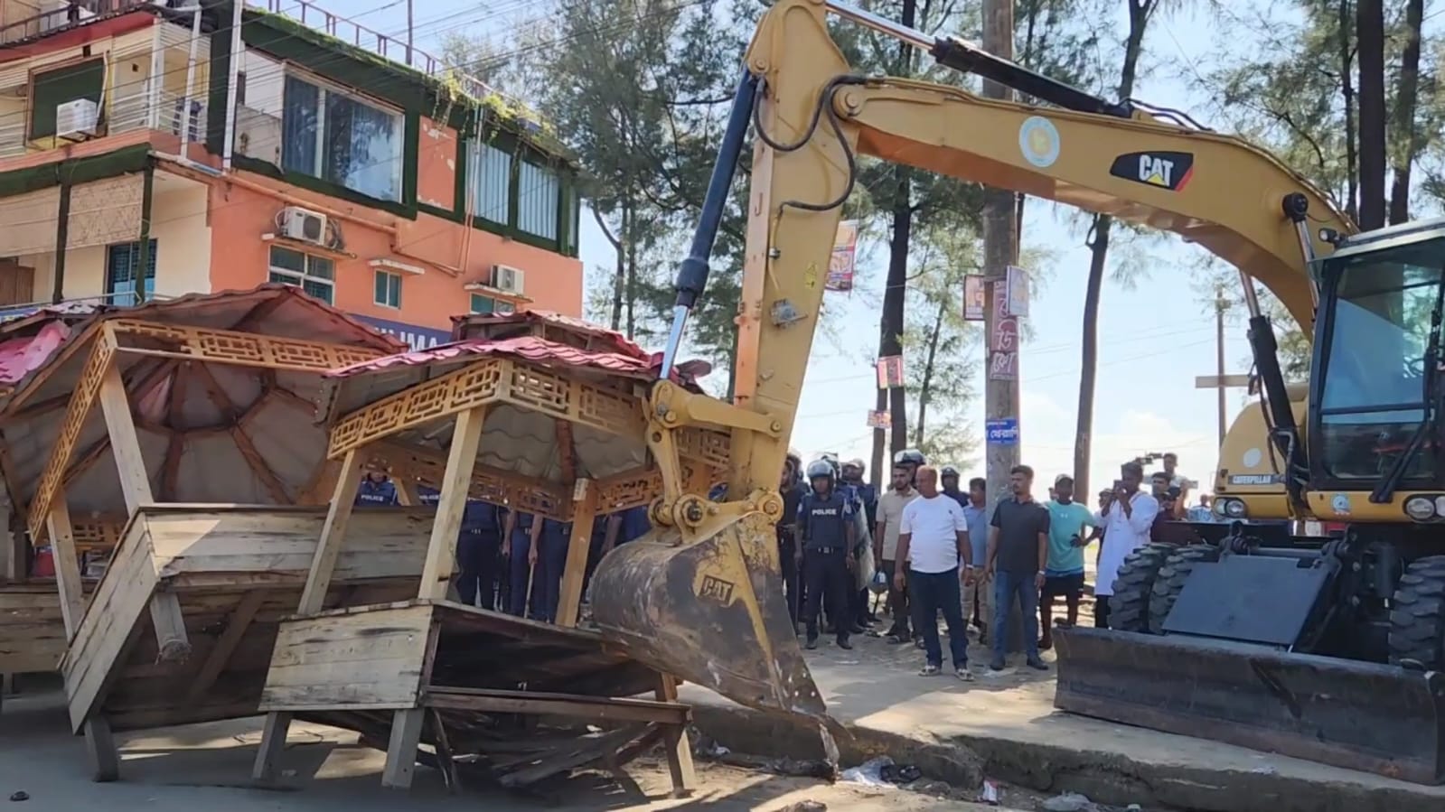 কক্সবাজার সৈকতে অবৈধ স্থাপনা উচ্ছেদে অভিযান শুরু