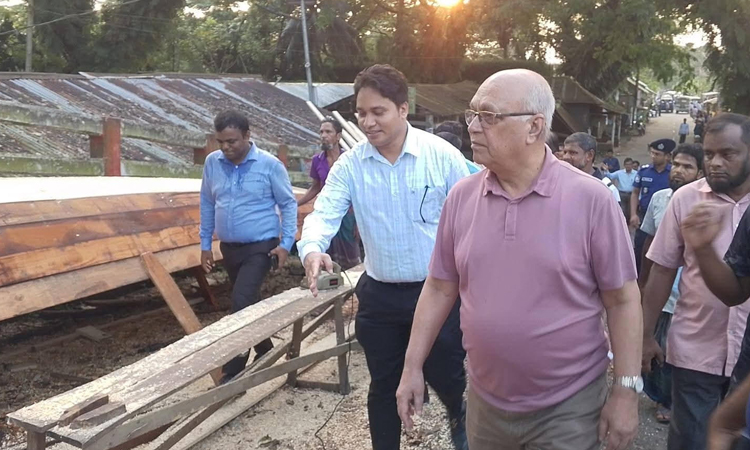 উদ্ধার কার্যক্রমে স্থানীয় নৌকা ব্যবহারের ওপর আমরা গুরুত্ব দিচ্ছি : ত্রাণ উপদেষ্টা