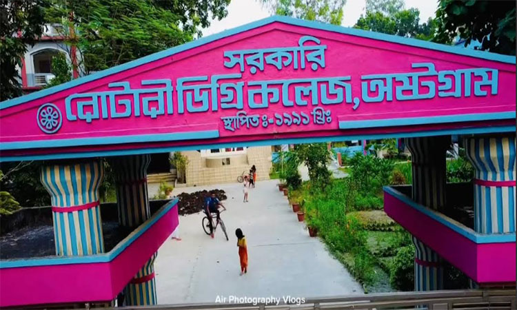 ৮০জন পরীক্ষার্থীসহ হাওরে দিকহারা নৌকাটিকে উদ্ধার করেছে পুলিশ