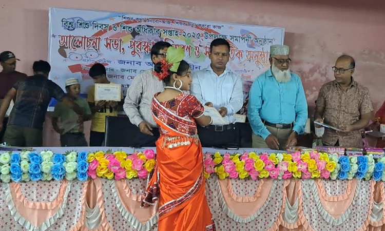 নাটোরে শিশু অধিকার সপ্তাহের সমাপনীতে পুরষ্কার প্রদান