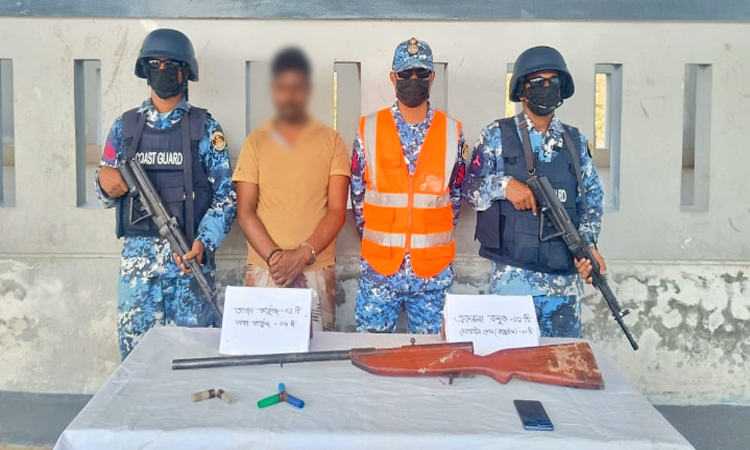 কয়রায় যৌথ অভিযানে অস্ত্র ও গোলাবারুদসহ ডাকাত আটক