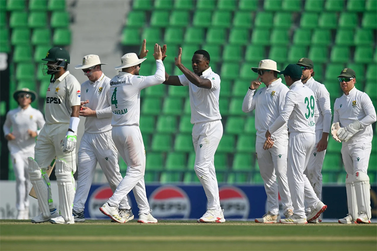 দক্ষিণ আফ্রিকার দরকার ২২৬ রান, পাকিস্তানের ৮ উইকেট