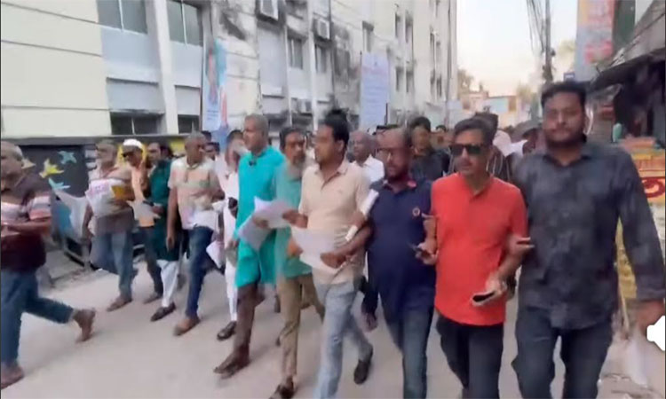 নওগাঁর বিভিন্ন এলাকায় ৩১ দফার লিফলেট বিতরণ বিএনপি’র