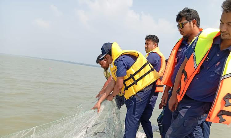 চাঁদপুরে ইলিশ রক্ষা অভিযানে আটক ৬১ জেলে