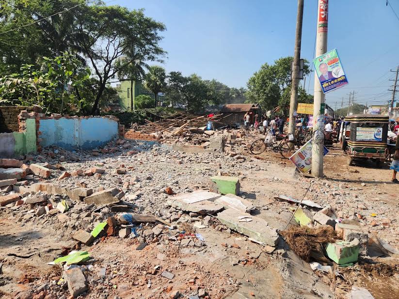 সাতক্ষীরায় মহাসড়কের পাশে অবৈধ স্থাপনা উচ্ছেদ
