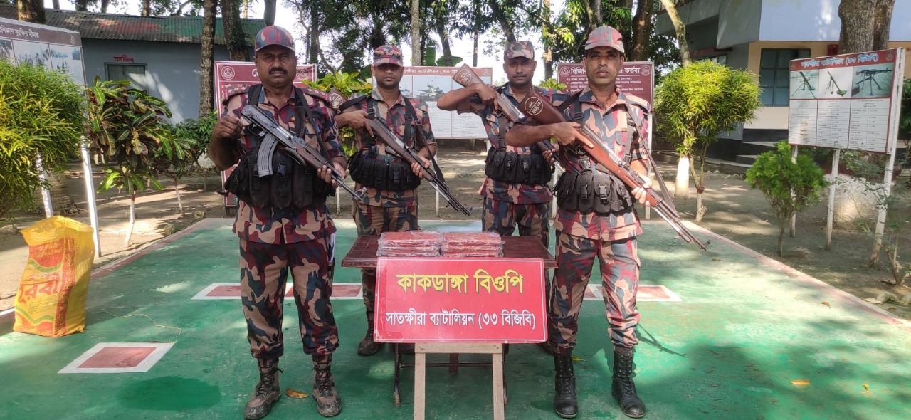 সাতক্ষীরা সীমান্তে ভারতীয় মালামাল জব্দ 