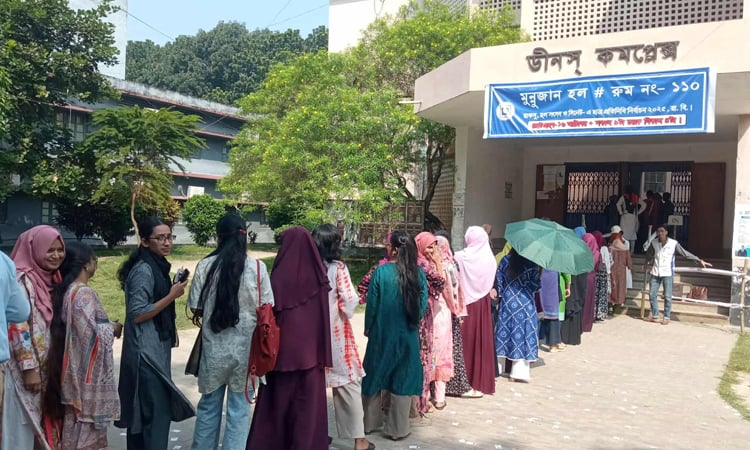 রাকসু নির্বাচনে সুষ্ঠুভাবে ভোটগ্রহণ সম্পন্ন