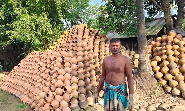 চুয়াডাঙ্গায় মাটির ভাঁড় তৈরিতে ব্যস্ত মৃৎশিল্পীরা