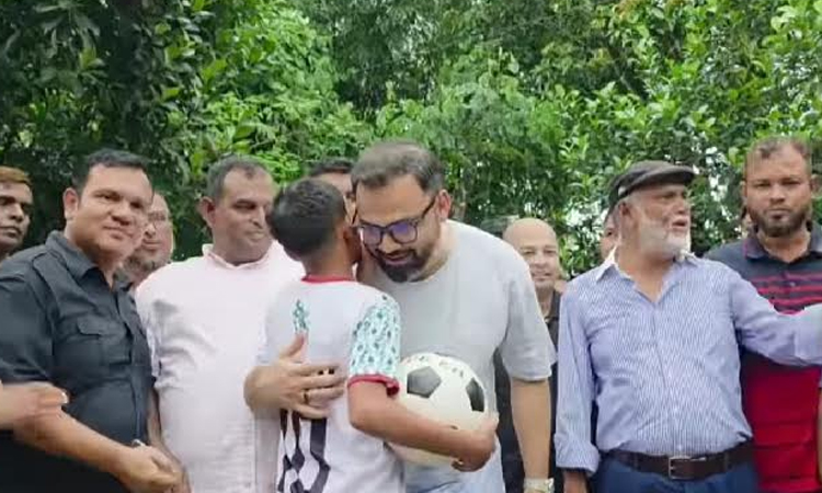 সুনামগঞ্জে দুই খুদে ফুটবলারকে আর্থিক অনুদান প্রদান