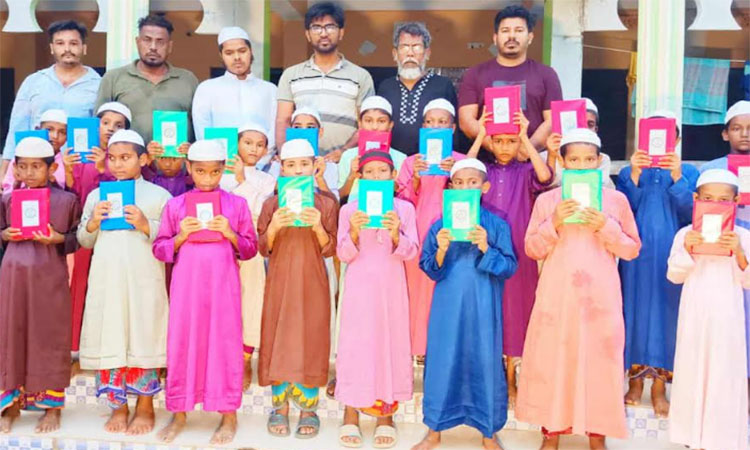 নোয়াখালীতে স্বেচ্ছাসেবক দল নেতার কোরআন বিতরণ