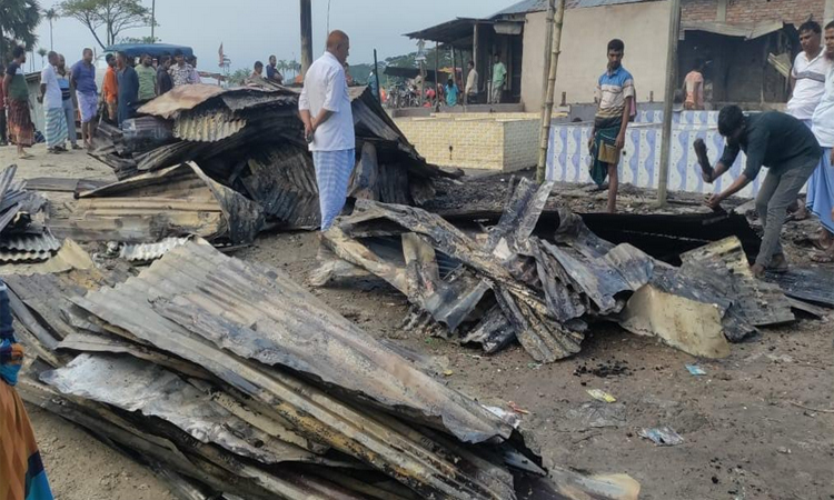 ভোলার তজুমদ্দিনে মাছঘাটে অগ্নিকাণ্ডে ১৯ আড়ত পুড়ে ছাই