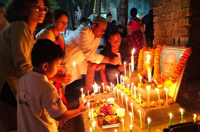 বরিশালে মোমের আলোয় আলোকিত কাউনিয়ার মহাশ্মশান