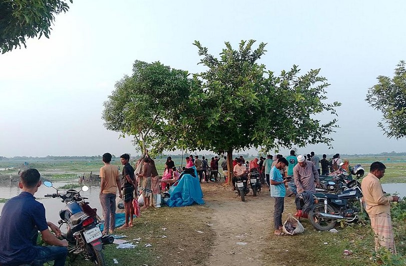 ঠাকুরগাঁওয়ে বুড়ির বাঁধে মাছ ধরার উৎসব