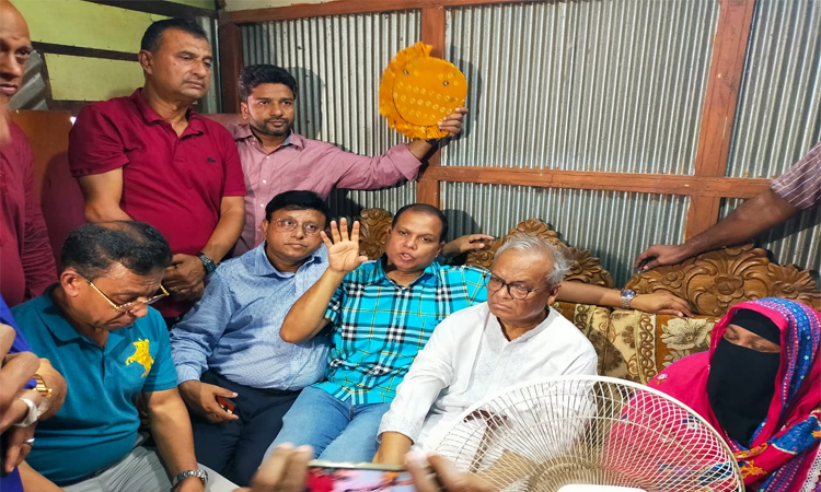 দৃষ্টিহীন গায়ক জাহাঙ্গীর আলমের পাশে দাঁড়ালেন তারেক রহমান