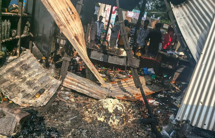 পিরোজপুরে অগ্নিকাণ্ডে ৫টি দোকান পুড়ে ছাই