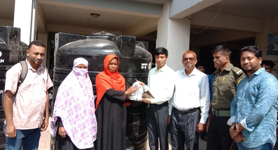 খুলনায় বৃষ্টির পানি সংরক্ষণে পানির ট্যাংক বিতরণ