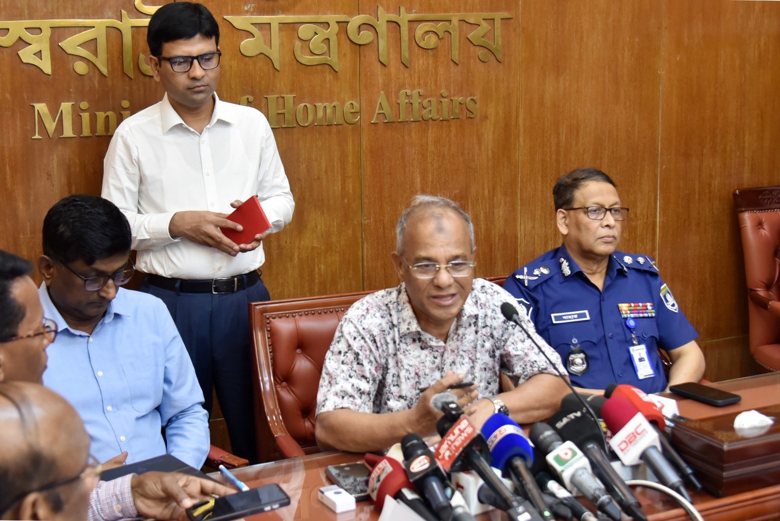 শাহজালাল বিমানবন্দরে শিগগিরই ই-গেট চালু করা হবে : স্বরাষ্ট্র উপদেষ্টা
