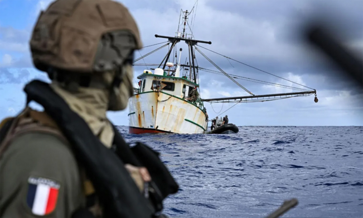 আটলান্টিকে নৌকাযানে গুলি চালিয়ে ১৫ কোটি ডলার মূল্যের কোকেন জব্দ করেছে ফরাসি নৌবাহিনী