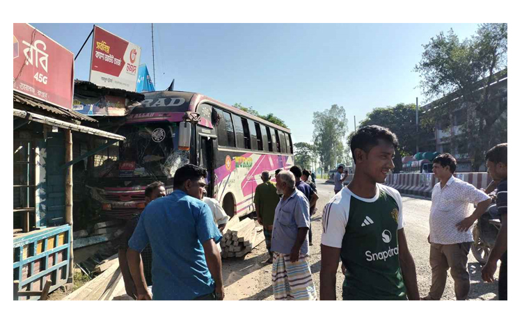 রংপুরে যাত্রীবাহী বাস চাপায় ইজিবাইক চালক নিহত