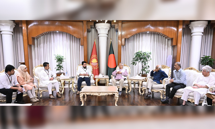 নাহিদ ইসলামের নেতৃত্বে এনসিপির প্রতিনিধিদল আজ সন্ধ্যায় রাষ্ট্রীয় অতিথিশালা যমুনায় প্রধান উপদেষ্টা ড. মুহাম্মদ ইউনূসের সঙ্গে বৈঠক করে। ছবি: পিআইডি