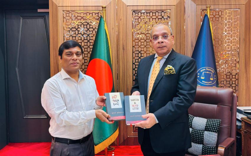 প্রধান বিচারপতিকে বাসসের প্রকাশনা উপহার