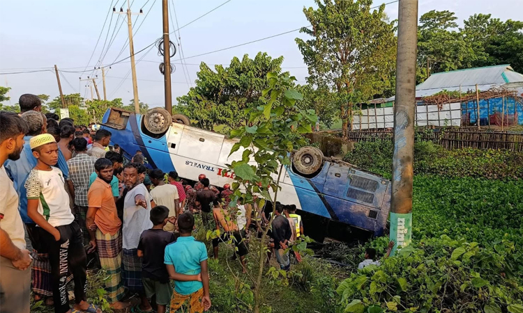 টাঙ্গুয়ার হাওরে ঘুরতে গিয়ে বাস উল্টে মা-মেয়ে নিহত